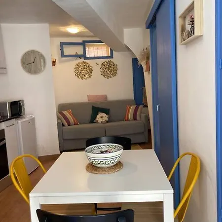 Maisonnette A Deux Pas De La Plage. *